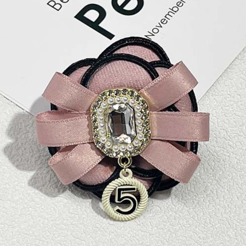 Broche de flor de Camelia de tela coreana para mujer, alfileres de estilo universitario, pajarita de cristal con perlas, insignia de moda, accesorios de joyería