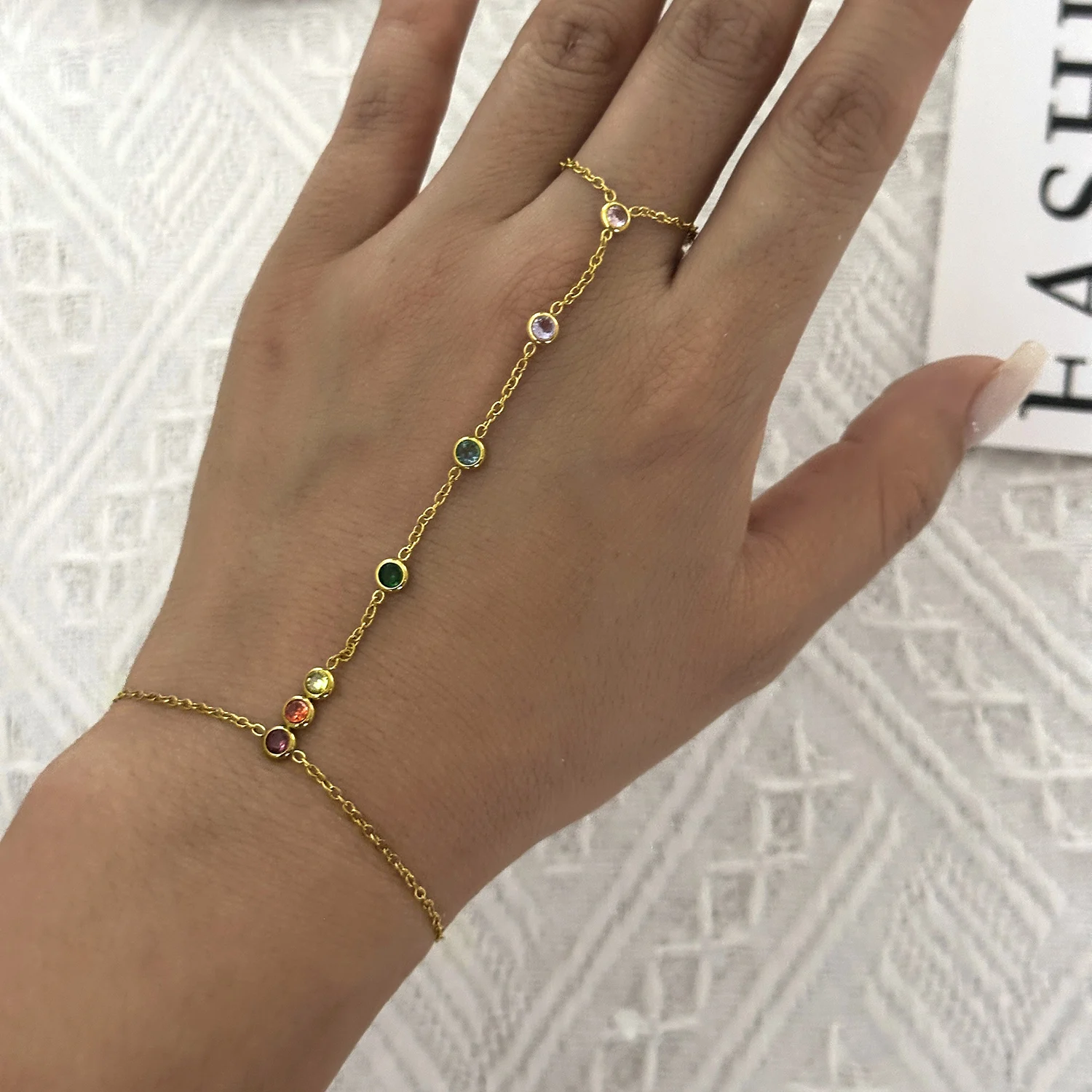 Minimalistisches CZ Edelstahl Fingerketten-Armband für Damen, Zierliches Blumen-Herz Kubisches Zirkonia Türkis Party-Schmuck Geschenk – Detail 5