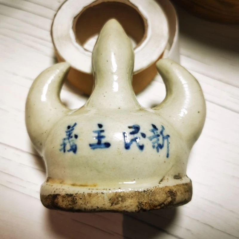 

A blue and white pen holder during the Republic of China, inscription: New Democracy