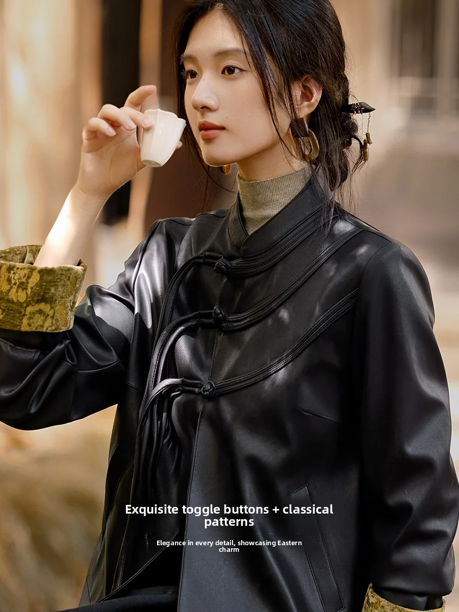 เสื้อแจ็คเก็ตหนัง PU สไตล์จีน XWI สำหรับผู้หญิง รุ่นสั้น สีดำ เท่ห์ มีกระดุม  แฟชั่นฤดูใบไม้ผลิ 2026 เหมาะสำหรับการเดินทาง