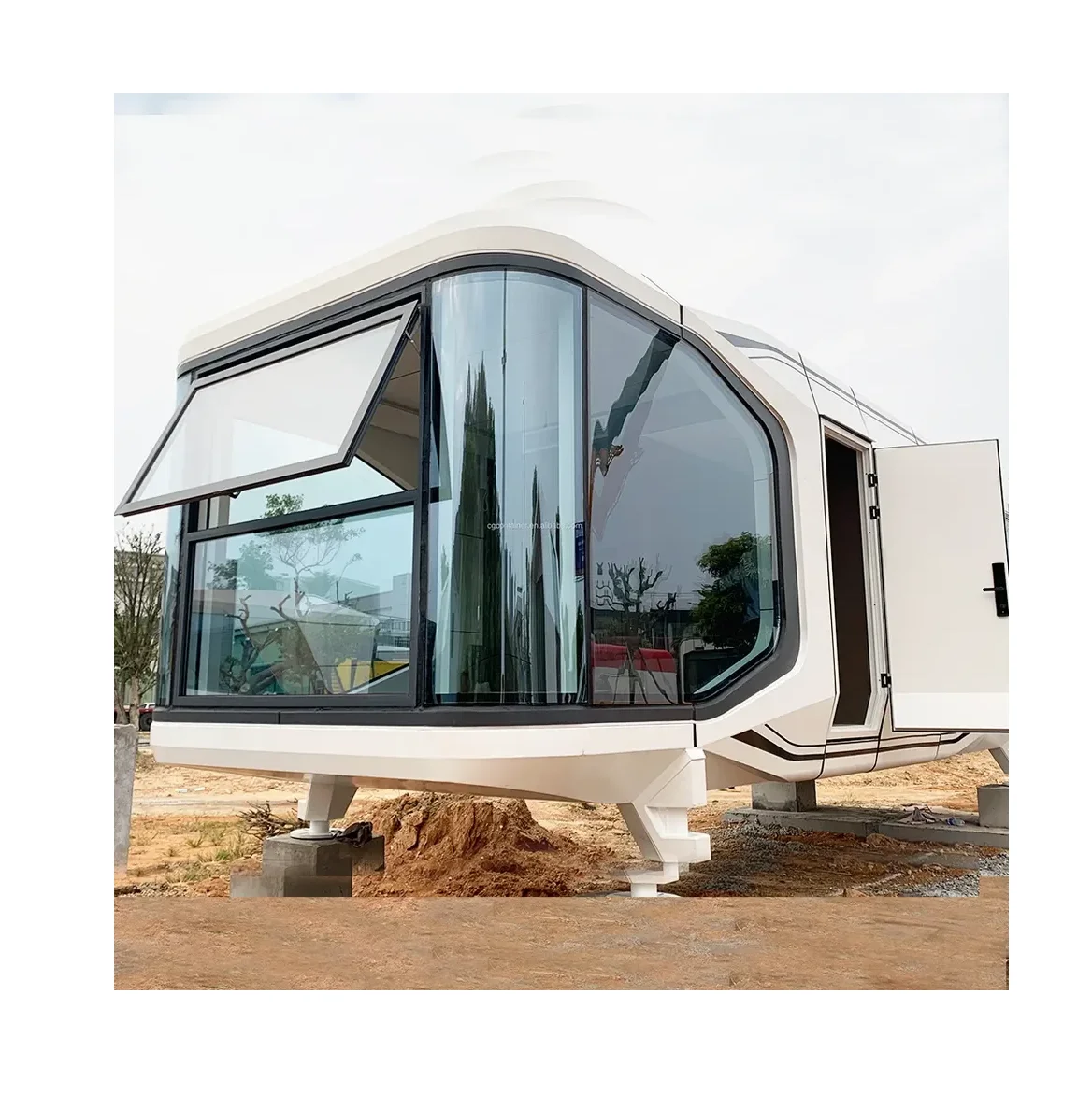 Prefabricated Luxury Hotel Modern Space Capsule Style Camping House Tiny House Outdoor Mobile Capsule House