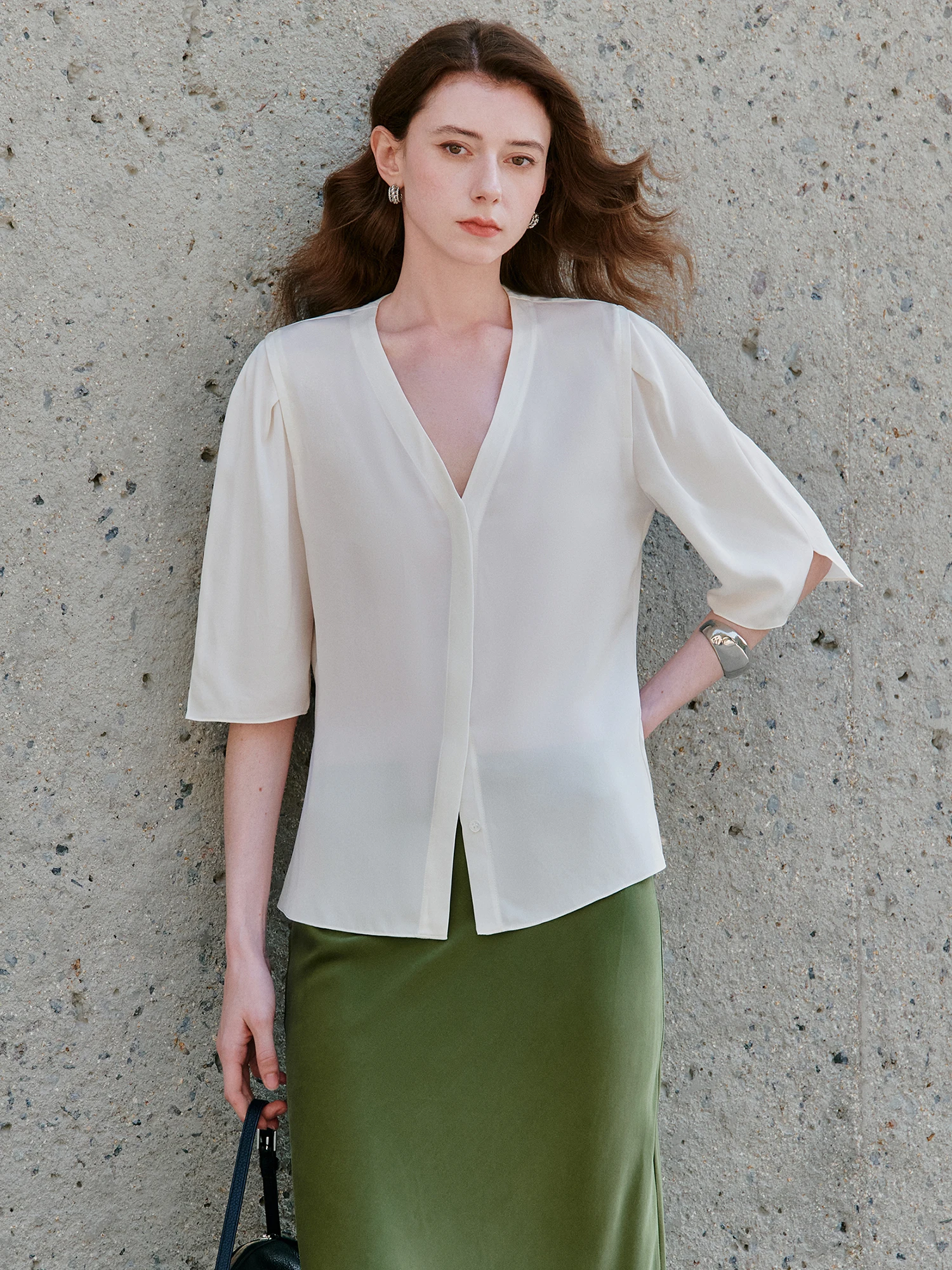 

Silk V-Neck Top Simple Design 24 Momme Double Gauze Sleeve Opening Slit Hidden Button Placket Women's Summer Shirt U8116T0