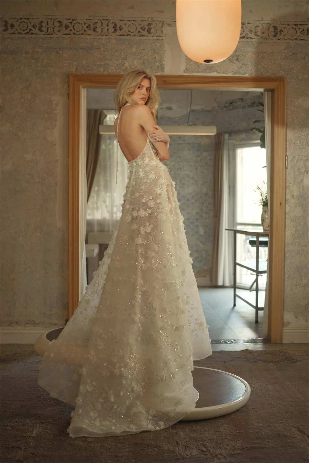 Suknia ślubna Kyoto z koronkowymi aplikacjami w kolorze kości słoniowej, z odkrytymi plecami i dekoltem typu halter, trenem zamiatającym, suknie wieczorowe 2025