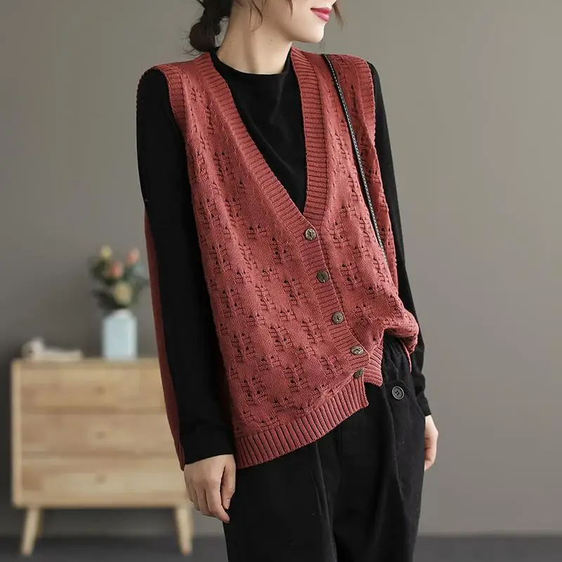 Brown Knitted Top for Women Red Ladies Sweaters V-neck Vest Winter Button Harajuku Fashion Designer Korean Style 2024 Cold Trend