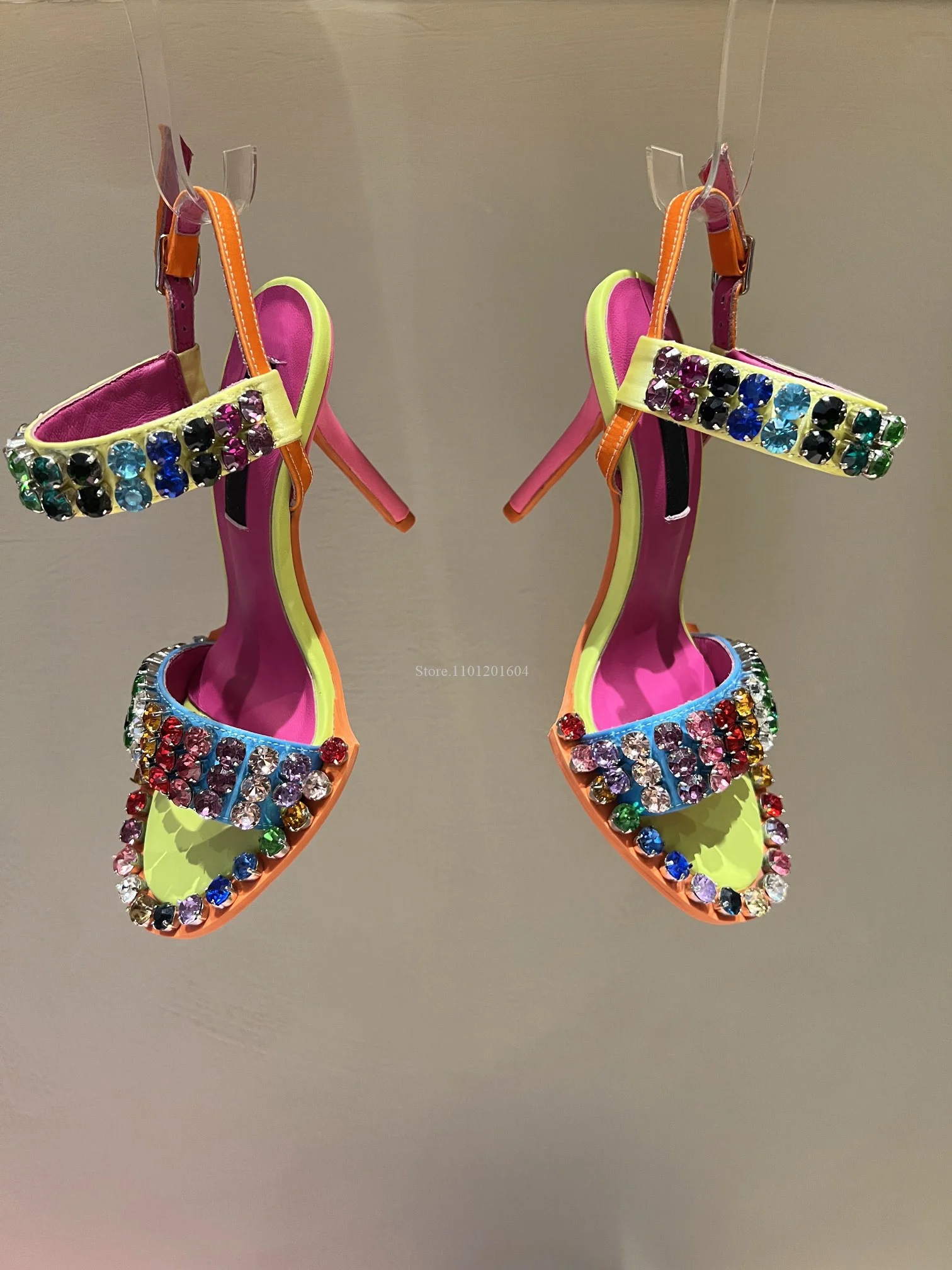 Sandal kristal warna-warni wanita Stiletto berlian manik terbuka elegan bertali Buckleopen ujung runcing sepatu hak tipis campuran