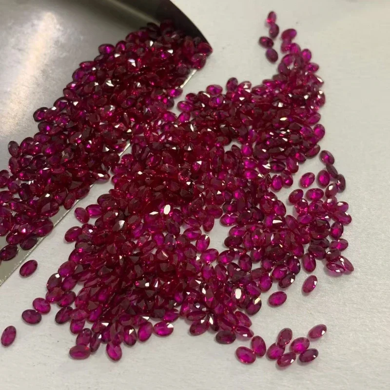 Im Labor gezüchteter Rubin, Taubenblutrot, oval geschliffen, kleine Akzentsteine, lose Edelsteine für Schmuckfassungen, DIY-Basteln – Detail 2