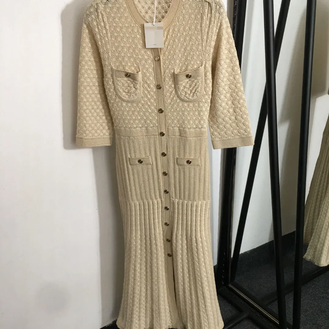 

Французское вязаное платье с коротким рукавом, ажурным узором, приталенное, с золотисто-синим однорядным рядом пуговиц, с эффектом «рыбий хвост», облегающее, вязаное платье-футляр