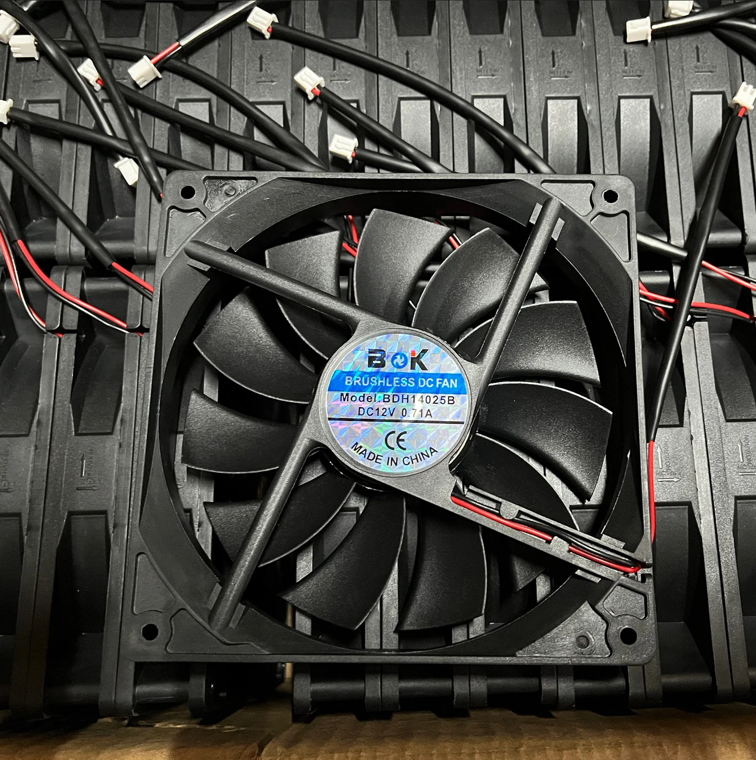 

BOK BDH14025B DC 12V 0.71A 140x140x25mm 2-Wire Case Cooling Fan