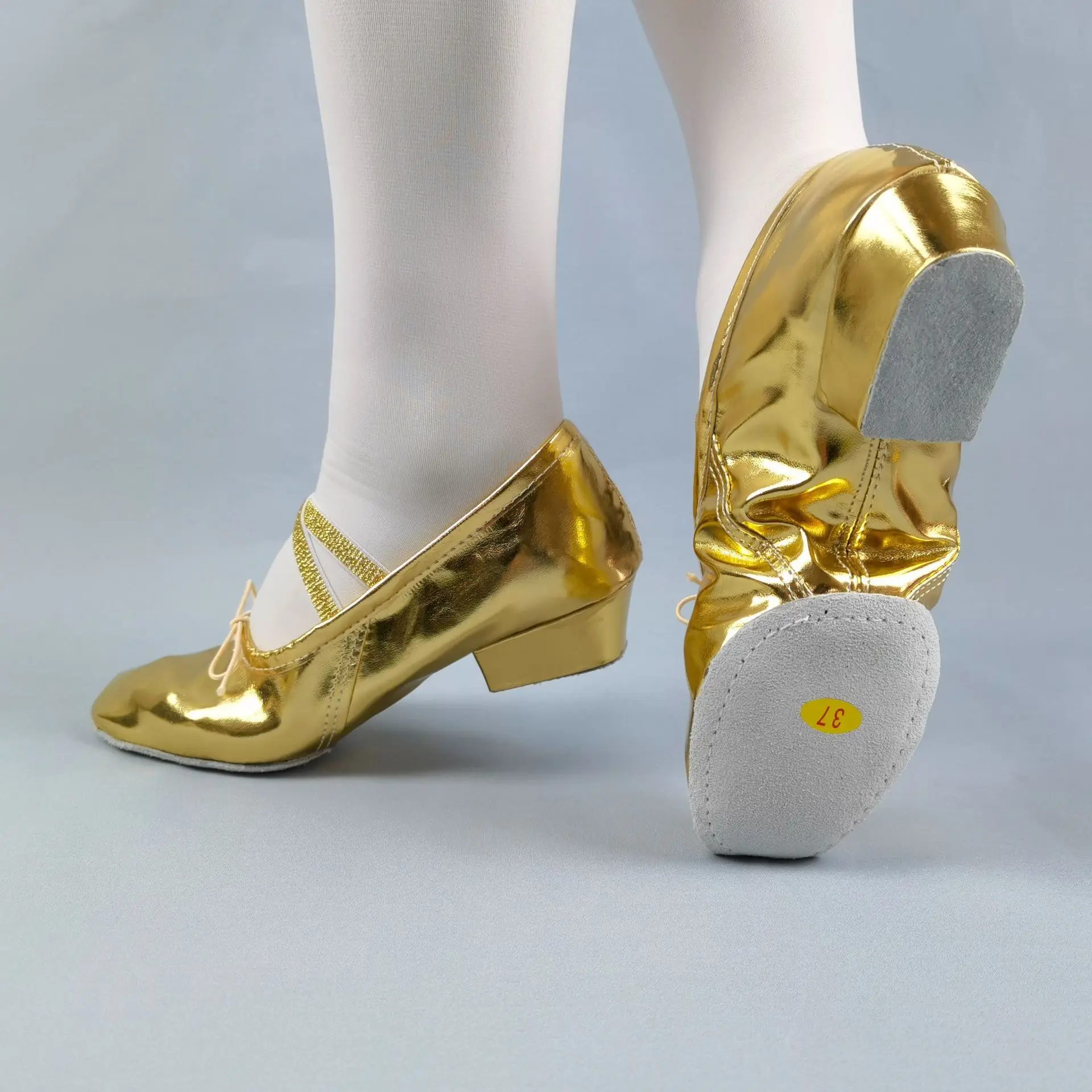 

Танцевальная обувь на мягкой подошве, на каблуке для взрослых, цвета: золотистый, серебристый, детская танцевальная обувь для выступлений, удобная модная танцевальная обувь с блестящей поверхностью