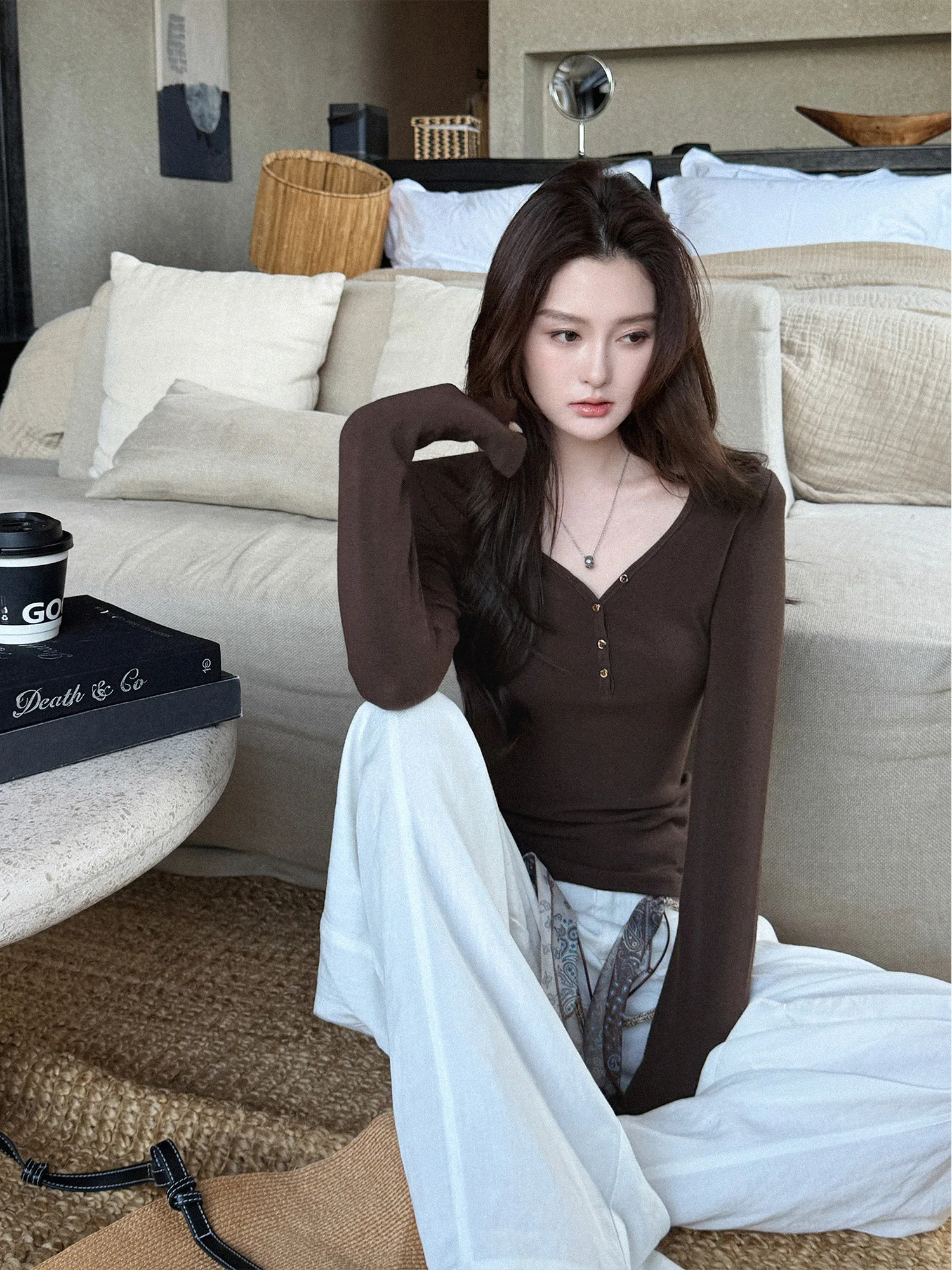 

Универсальная облегающая базовая трикотажная футболка с V-образным вырезом и узором в виде сердечек, для повседневной носки, женская, удобная, дышащая, на все сезоны.