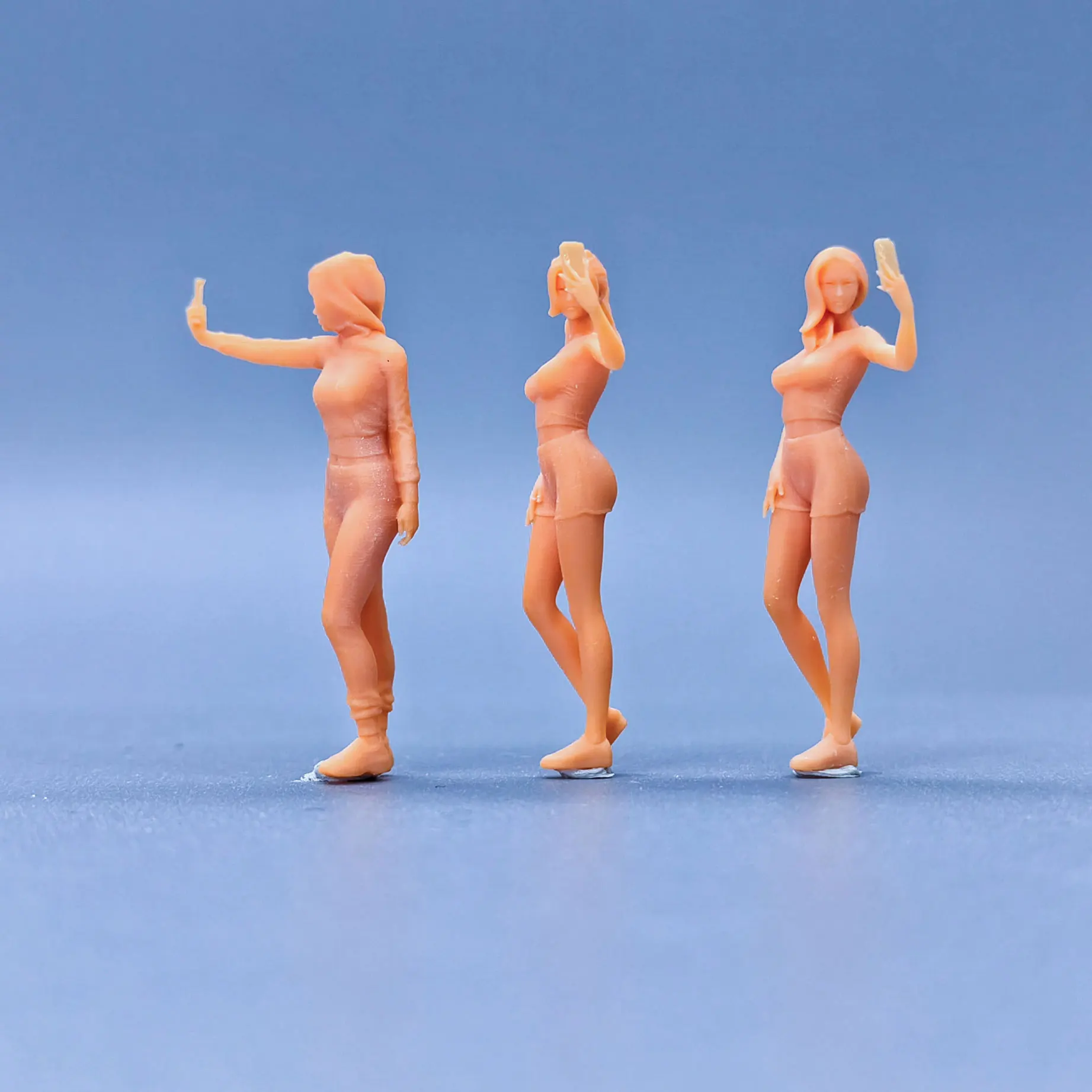 1/64 1/43 Scale Model Resin Women Taking Selfie In The Hood Uncolored Miniature Diorama Hand-painted S511