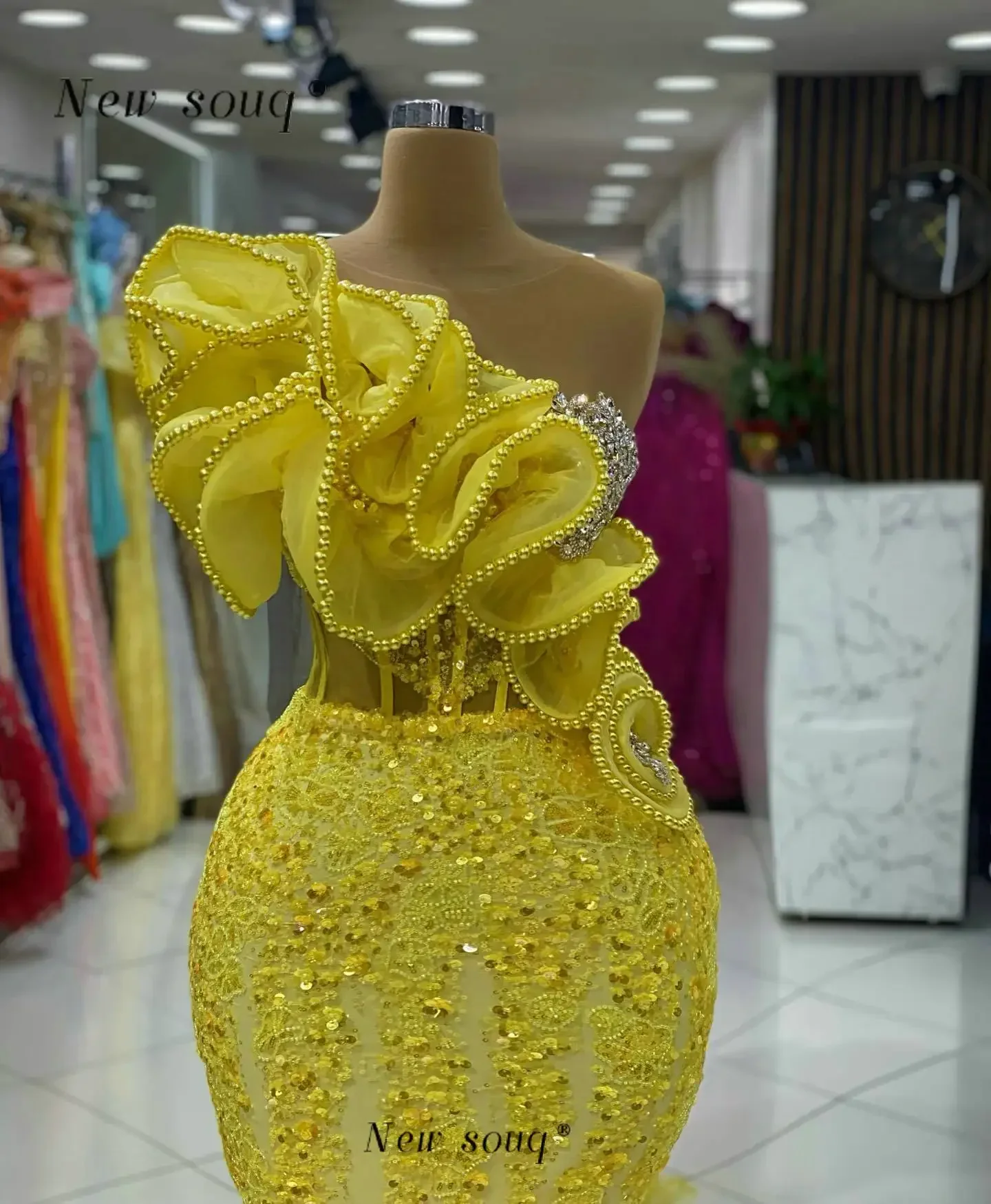 2024 فساتين سهرة طويلة بكشكشة صفراء حورية البحر لؤلؤ مطرز بأحجار مناسبة رسمية فساتين حفلات الزفاف الأنيقة مصنوعة حسب الطلب