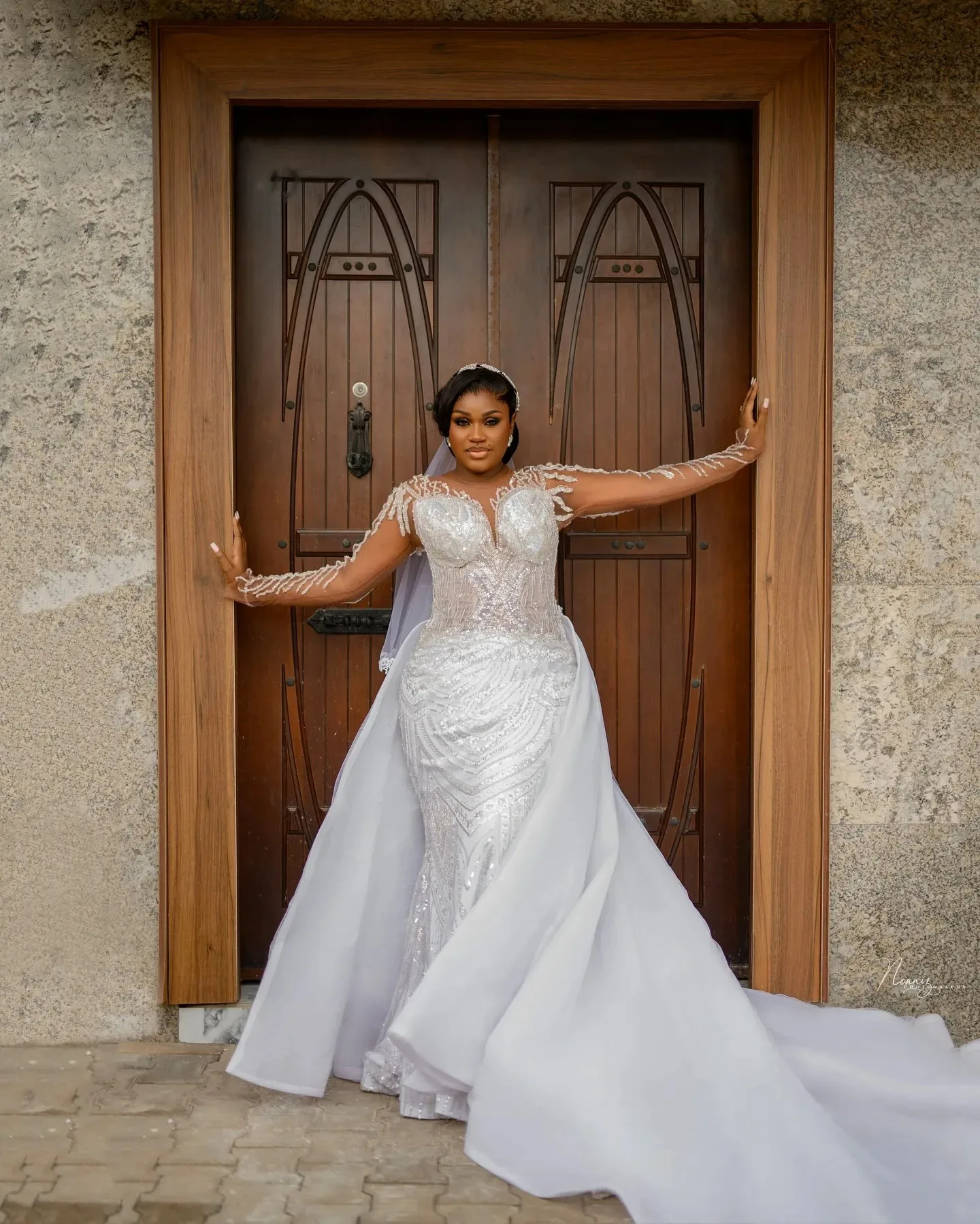 カスタマイズされたシアーネックキラキラスパンコールビーズのウェディングドレス取り外し可能なスカート付き Vestidos De Novia 長袖ブライダルドレス