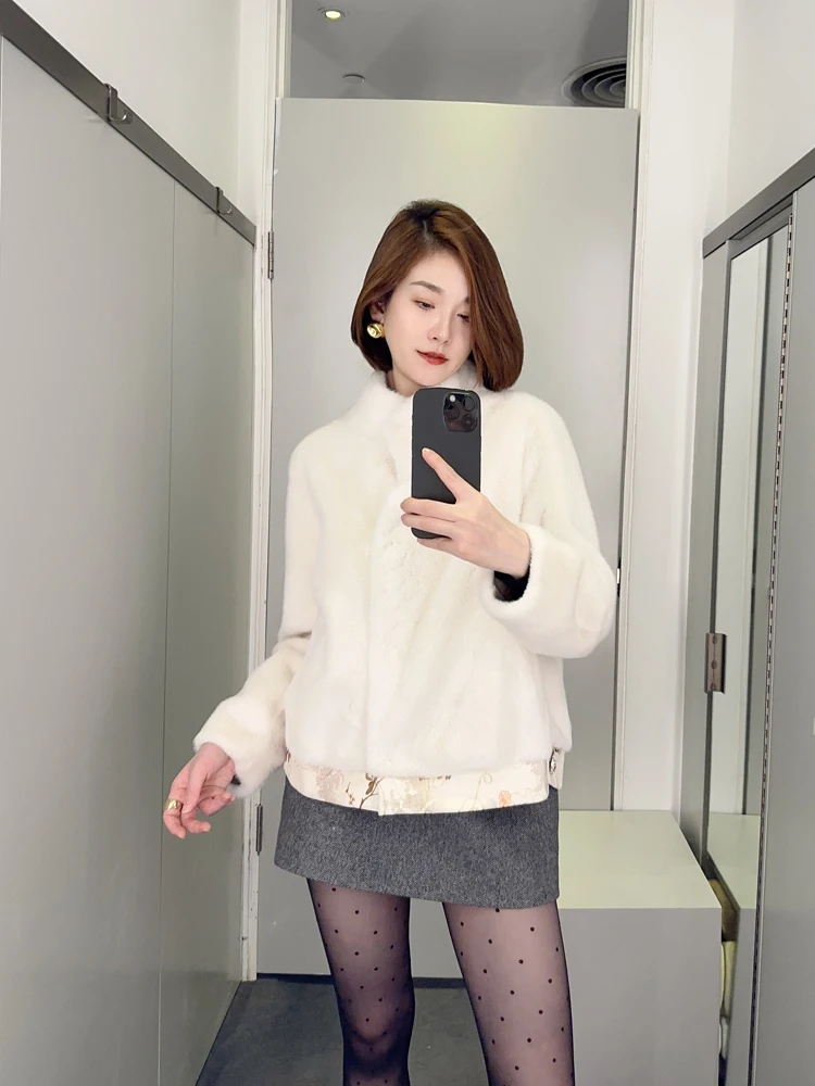 Inverno 2024 Novo Casaco Feminino de Luxo com Gola Redonda, em Veludo de Seda Chinês com Detalhes Florais e Couro Sintético Integrado, Elegante e Confortável