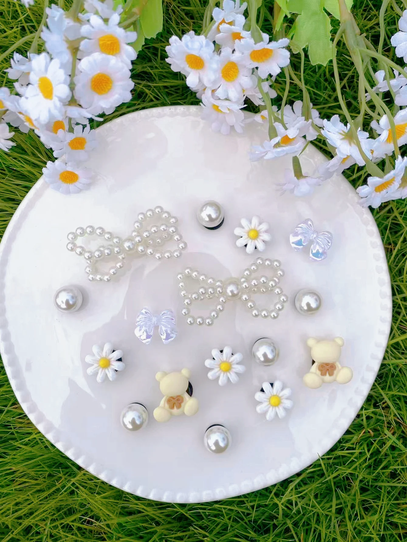 16 piezas de cuentas beige, lazos de perlas ABS, oso y otras decoraciones de hebillas de zapatos DIY, accesorios multifuncionales para clip de zapatos