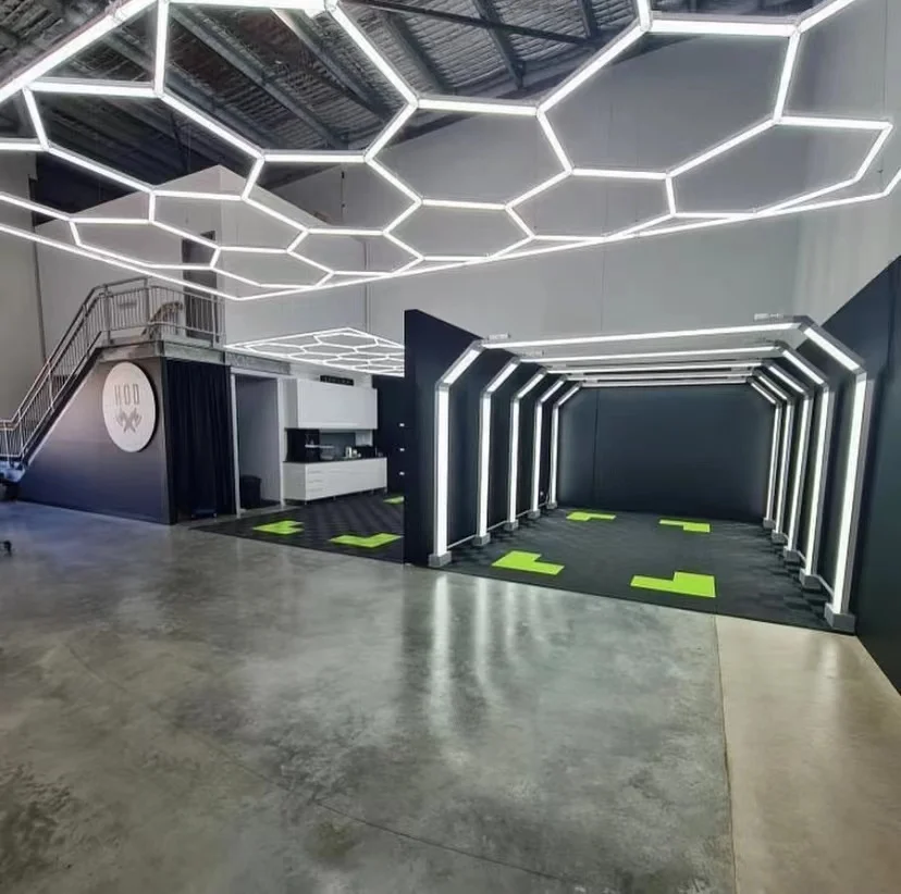 Maßge schneiderte LED-Hexagon-Licht, moderne Decke, Auto, Werkstatt, LED-Licht für Showroom