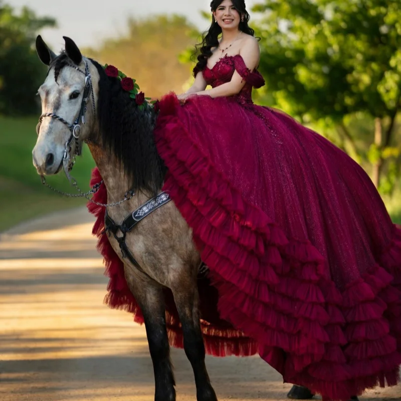 

Блестящее бордовое платье для квинсеаньеры с открытыми плечами, с 3D-цветочными аппликациями, многослойное, с длинным шлейфом, vestidos de 15 Quinceanera ﻿ Индивидуальный заказ