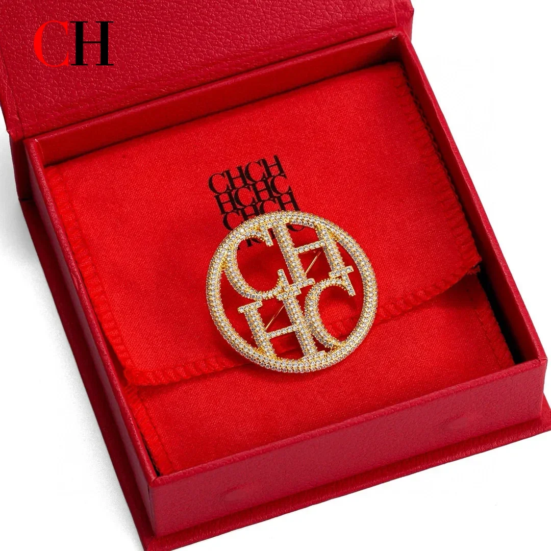 

Аксессуары для косплея серии CH: Роскошная круглая брошь с полной инкрустацией стразами и ажурным буквенным узором, женский реквизит для костюма в стиле хоррор