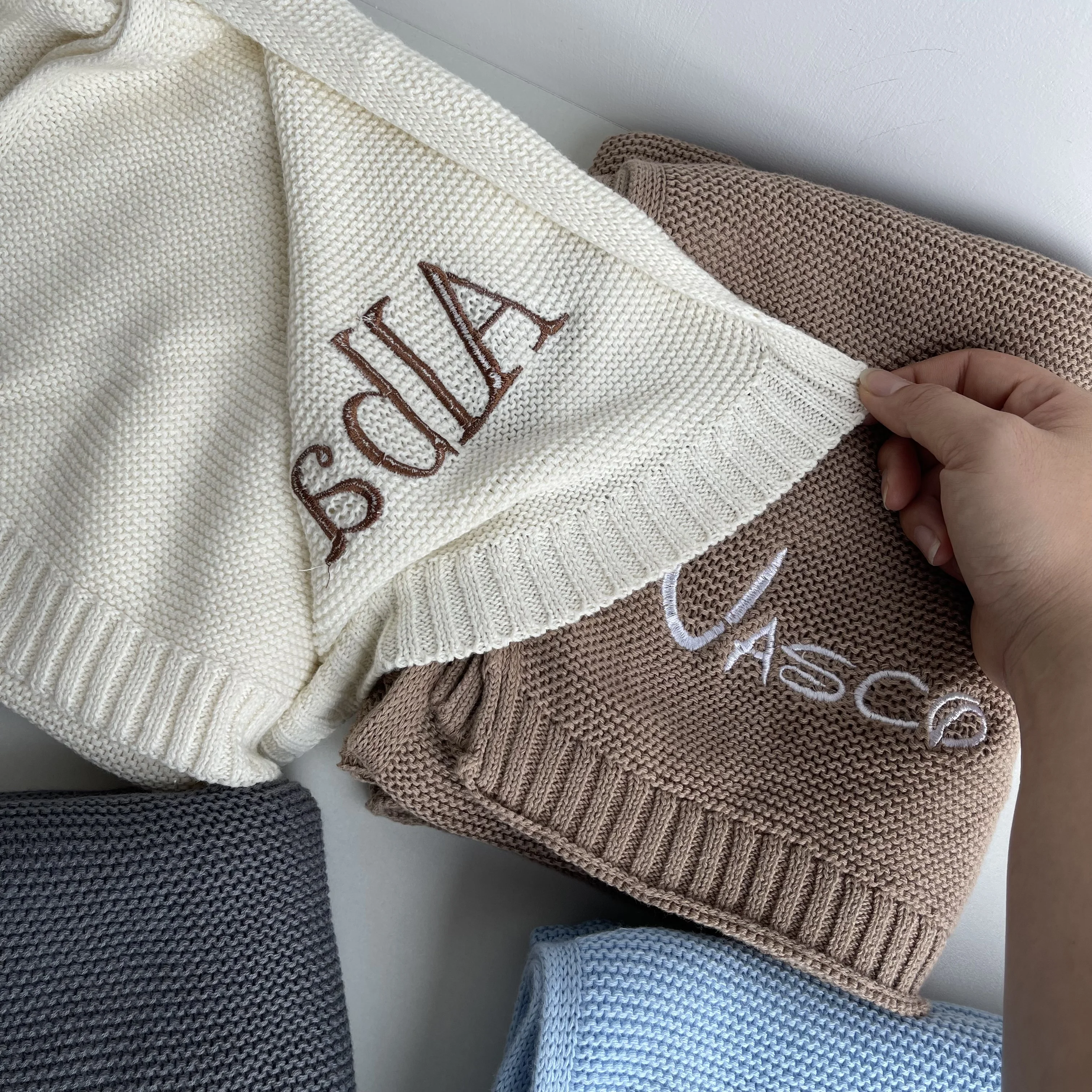 Coperta per bebè lavorata a maglia nome personalizzato Baby Shower regalo per neonato coperta morbida e traspirante coperta per pisolino in cotone per bambini ricamata