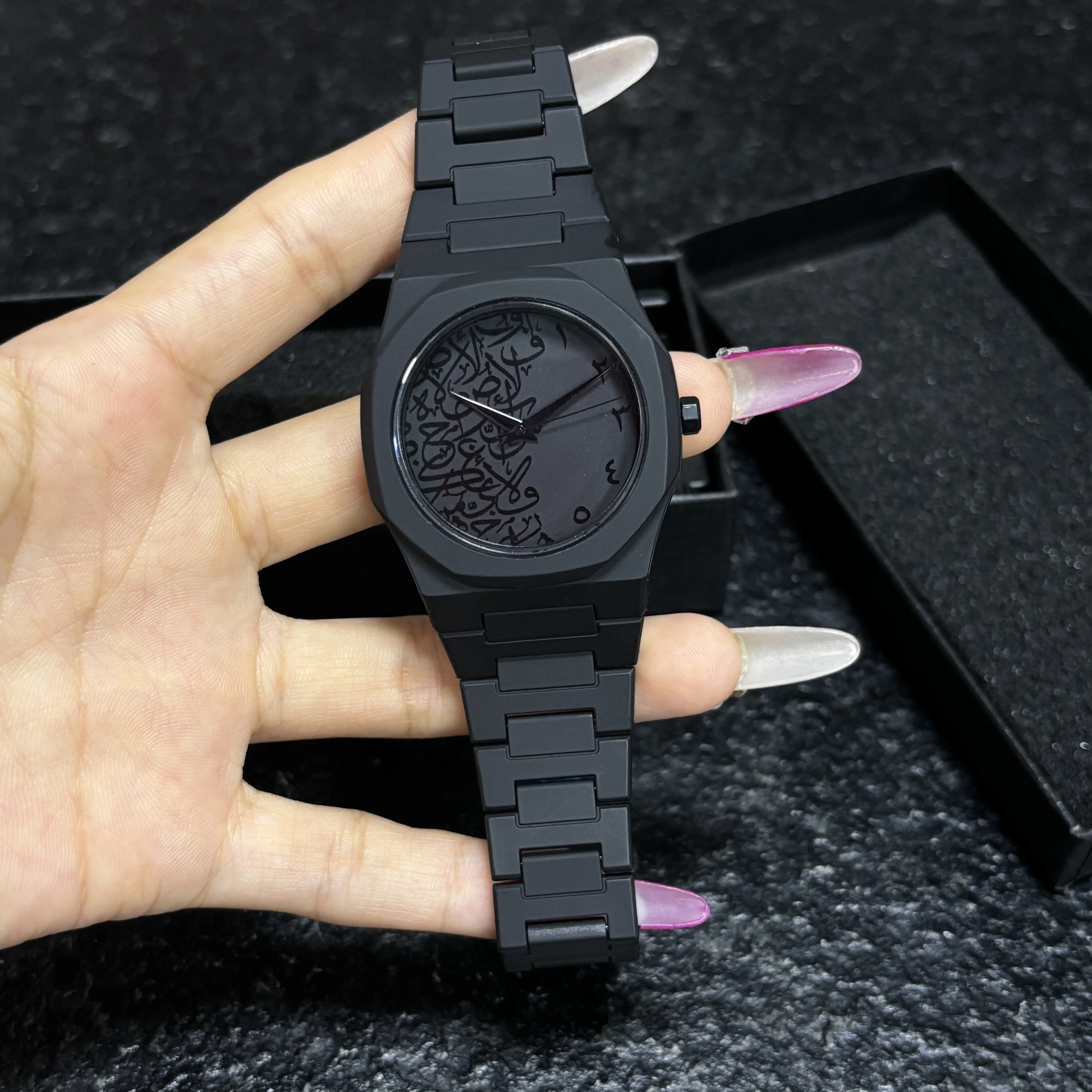 

2025 Современные минималистичные индивидуальные креативные полностью черные мужские часы с арабскими цифрами, спортивные повседневные кварцевые часы, часы уникального дизайна