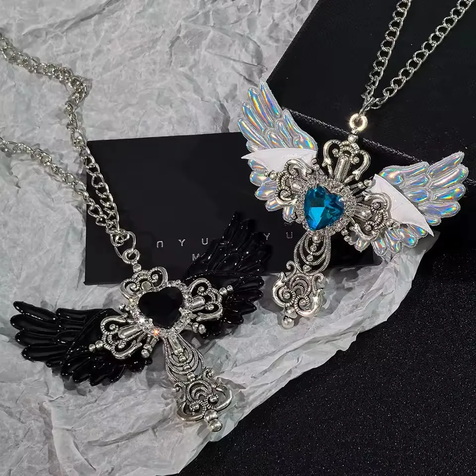 Goth Sexy Accessoire Flügel-Kreuz-Anhänger Halskette Y2K Schmuck Herz-Kristall-Choker Punk Charm Halskette für Frauen Koreanische Mode