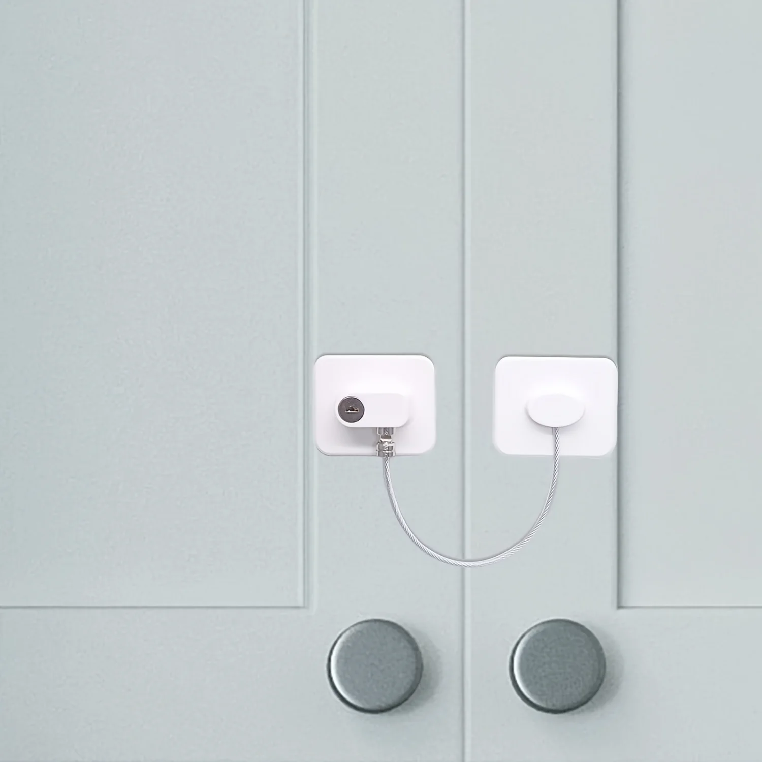قفل أمان لاصق مكون من قطعة واحدة مع مفاتيح - بدون مثقاب، متعدد الاستخدامات للثلاجة والخزائن والأدراج والمزيد - أبيض