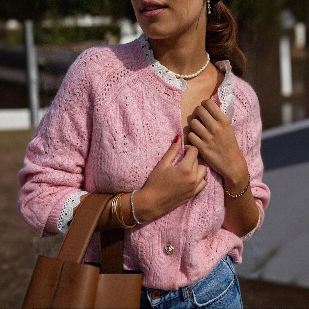 

Элегантный повседневный вязаный свитер с длинными рукавами, кружевным украшением и металлическими пуговицами, осенне-зимняя модная удобная мода