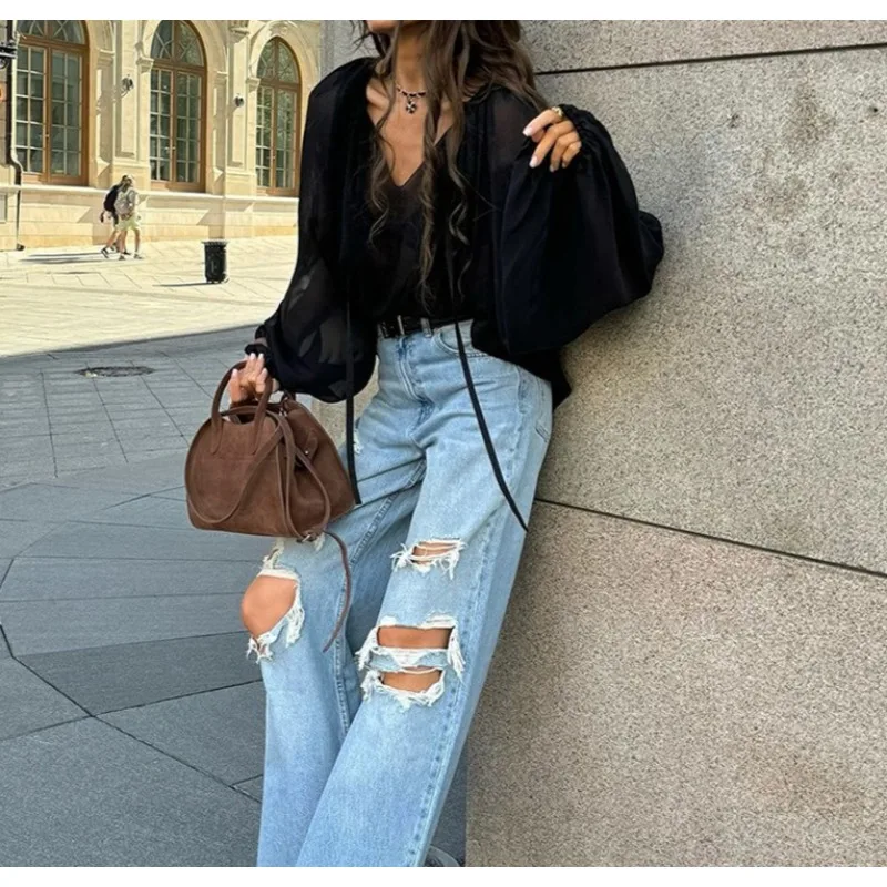 2025 الخريف والشتاء تصميم جديد شخصي الدانتيل متابعة قميص نسائي أسود متعدد الاستخدامات المتخصصة الكتف كم أعلى