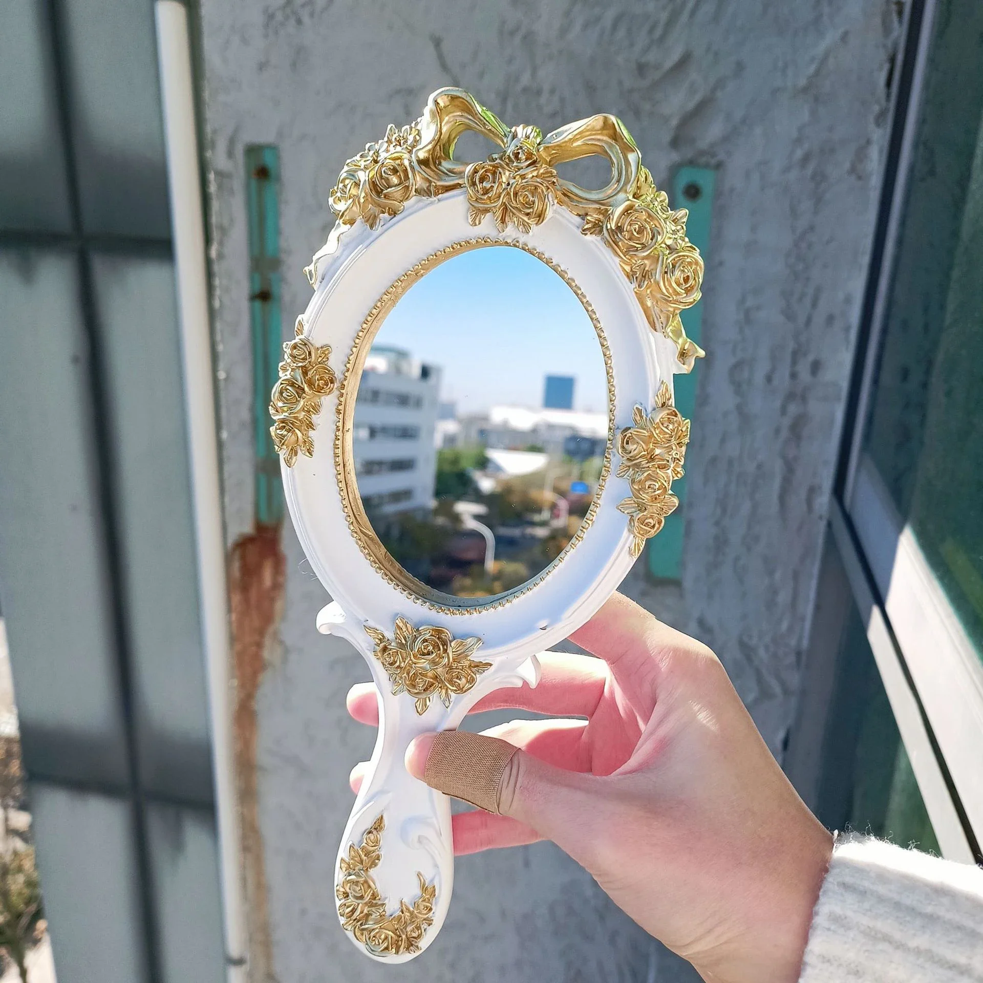 Vintage Handheld Makeup Mirror European Palace Style Princess Women Girls Oval Vanity Mirror Cosmetic Tool with Anti-Slip Handle