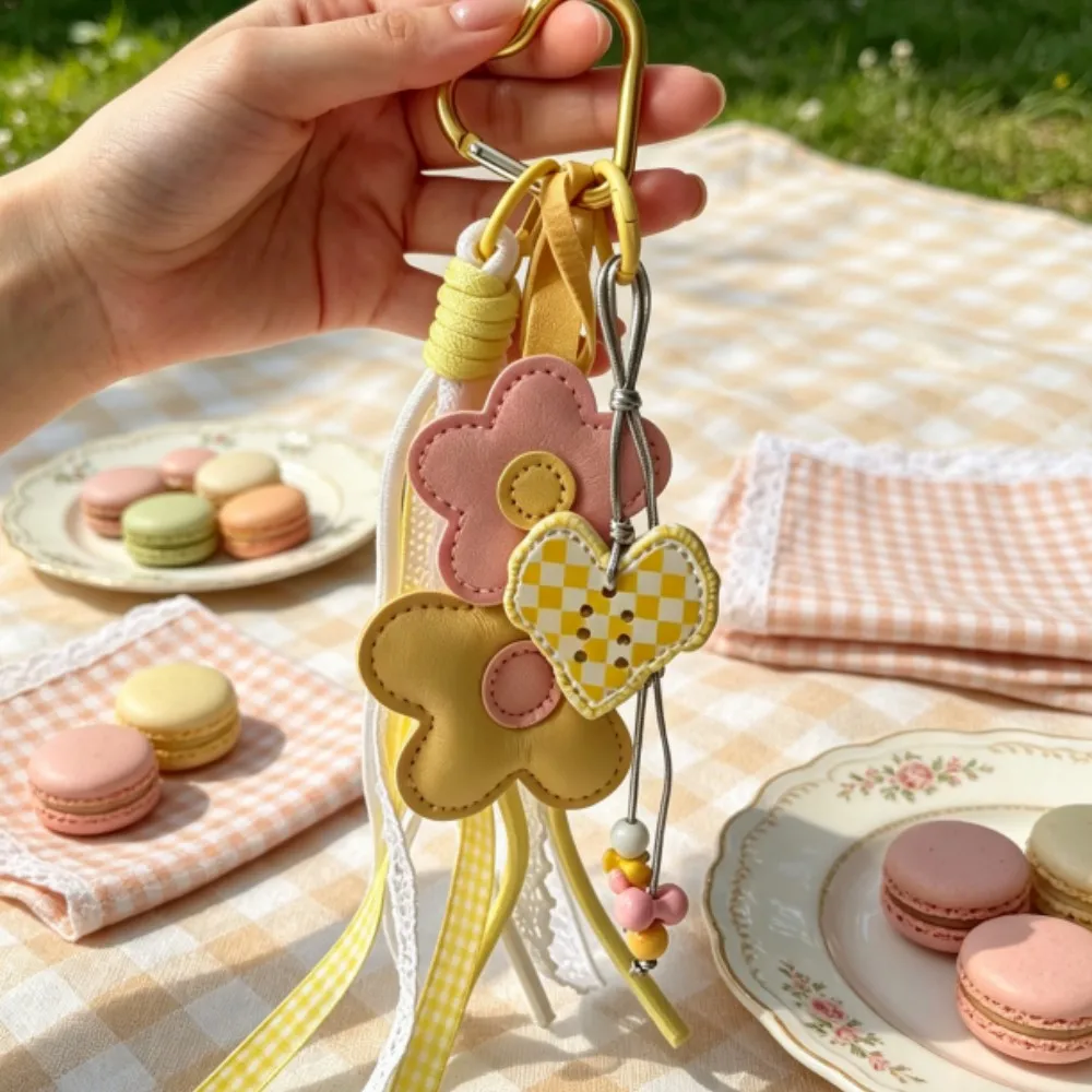 Llavero de cuero con diseño floral, borla de encaje y colgante de corazón a cuadros, accesorio bonito para bolsos de mujer y niña