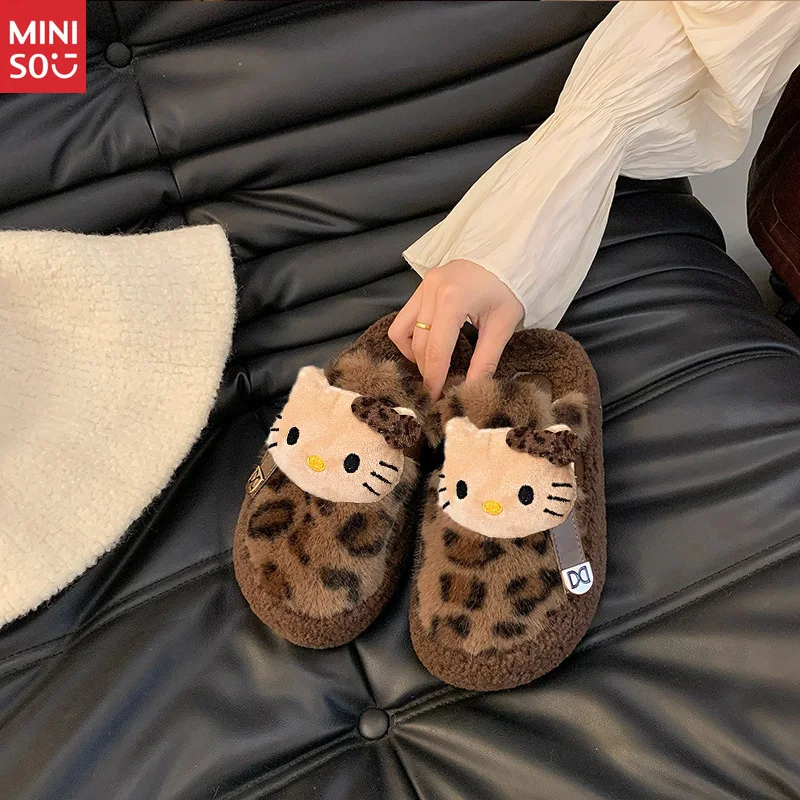 Miniso 2025 Chinelos de pelúcia para mulheres, sapatos de casa fofos de desenho animado com sola antiderrapante