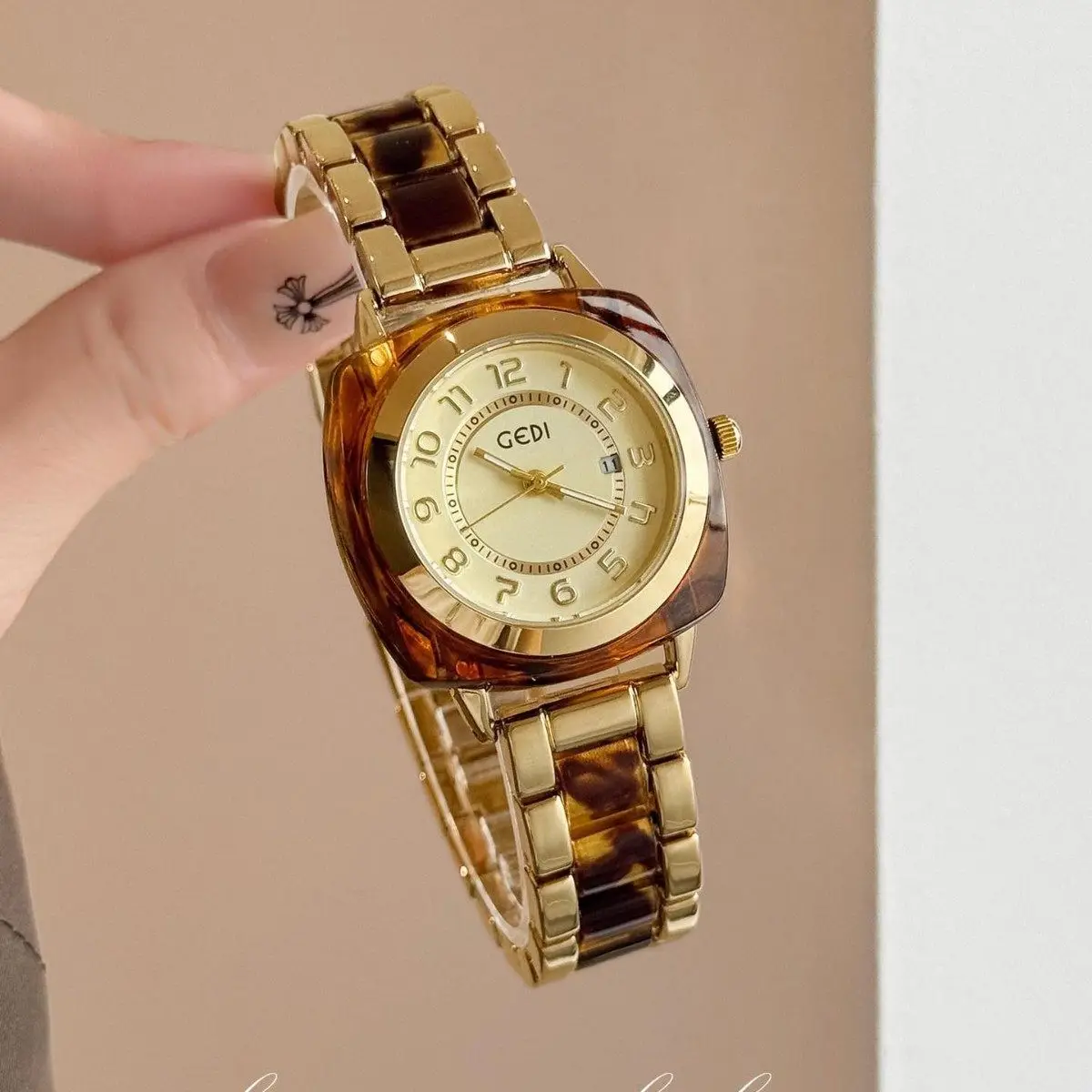 

Новые женские роскошные квадратные кварцевые часы: стильный винтажный дизайн, премиальный вид, модные наручные часы 2026 года, подарок на День святого Валентина.