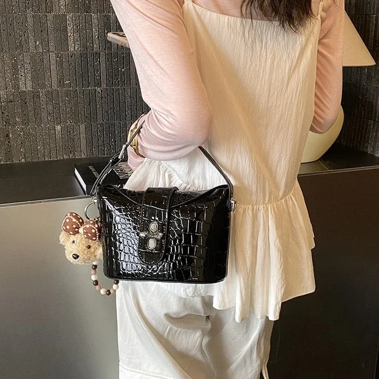 

Женская сумка с крокодиловым узором 2026: Новая модная модель через плечо, легкая роскошь, нишевый дизайн премиум-класса