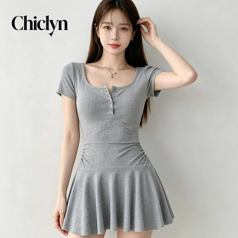 Ballett-inspiriertes Sommerkleid mit U-Ausschnitt, Plissee-Rock, kurzen Ärmeln, tailliertem Schnitt und sportlichem Stil – Damenmode.