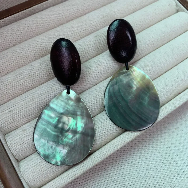 Natural color Fritillary sandalwood stud earrings, high-end sense elegant fashion contrasting color splicing simple art