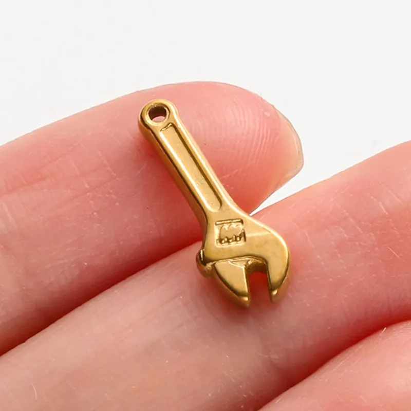 5 Stück verschiedene Werkzeuganhänger, Schwert, Schraubenschlüssel, Schere, goldfarben, Edelstahl-Anhänger für Schmuckherstellung, DIY-Taschen-Schlüsselanhänger – Detail 9