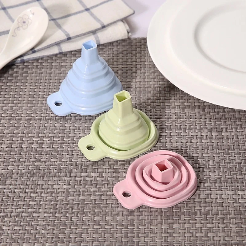 

Silicone funnel foldable telescopic household liquid dispensing kitchen gadget does not take up space and is easy to carry