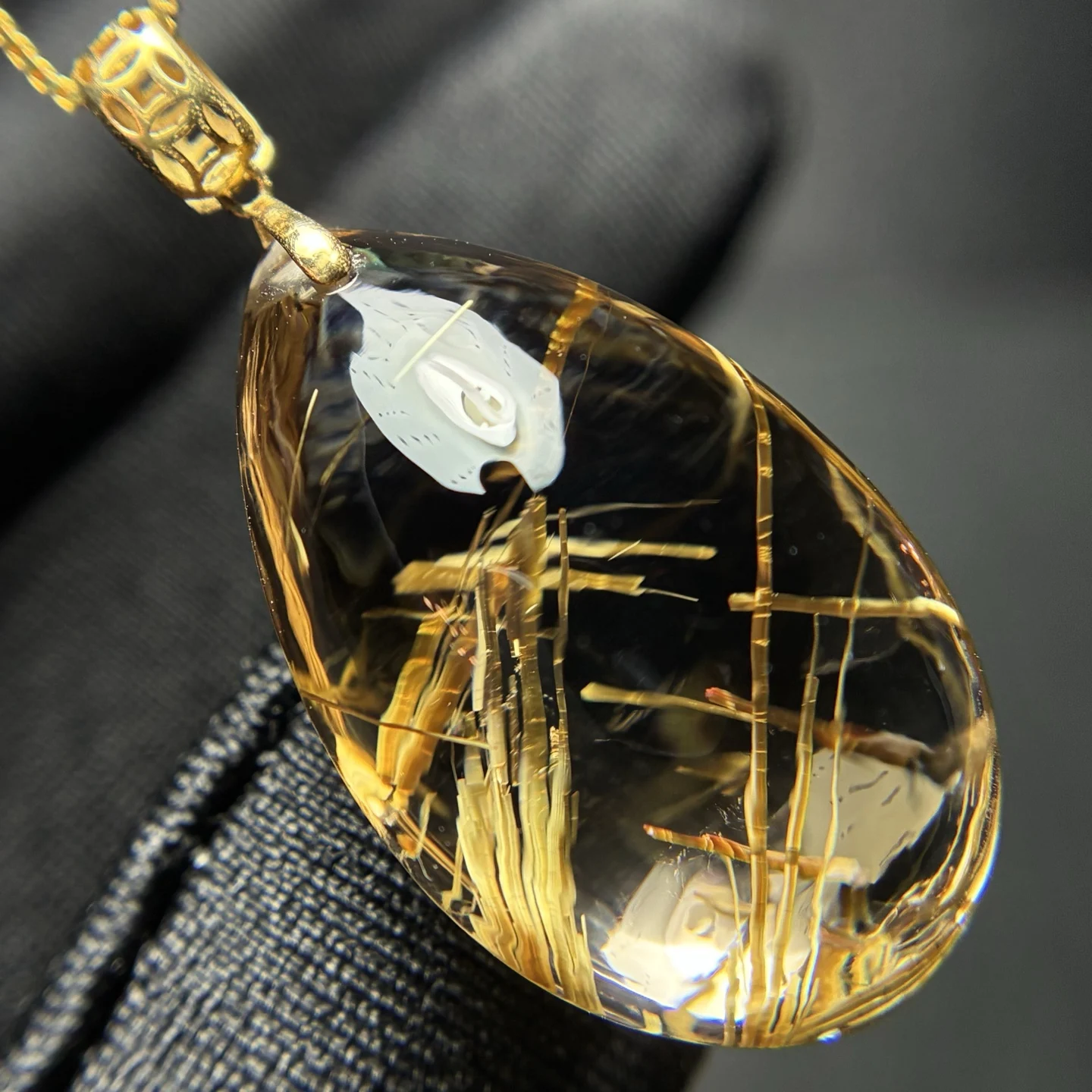 

Natural Gold Rutilated Quartz Pendant Necklace For Women Lady Men 18K Gold Healing Crystal Gemstone 25mm Beads Jewelry AAAAA