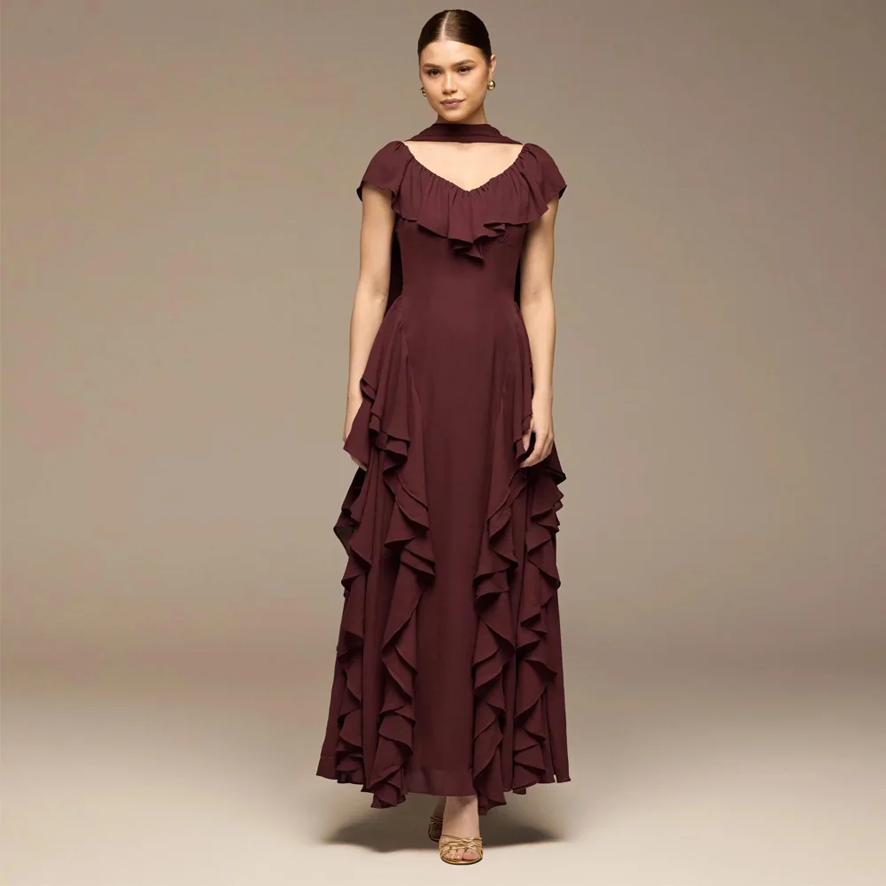 Vestido de fiesta personalizado color burdeos con volantes y pañuelo, cuello en V, manga casquillo, largo maxi, de gasa, hasta el tobillo, ideal para invitadas de boda.