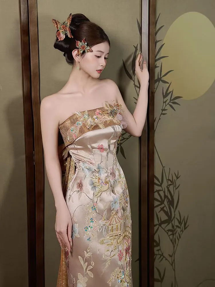 

A new light luxury style wedding dress with tail for toasting