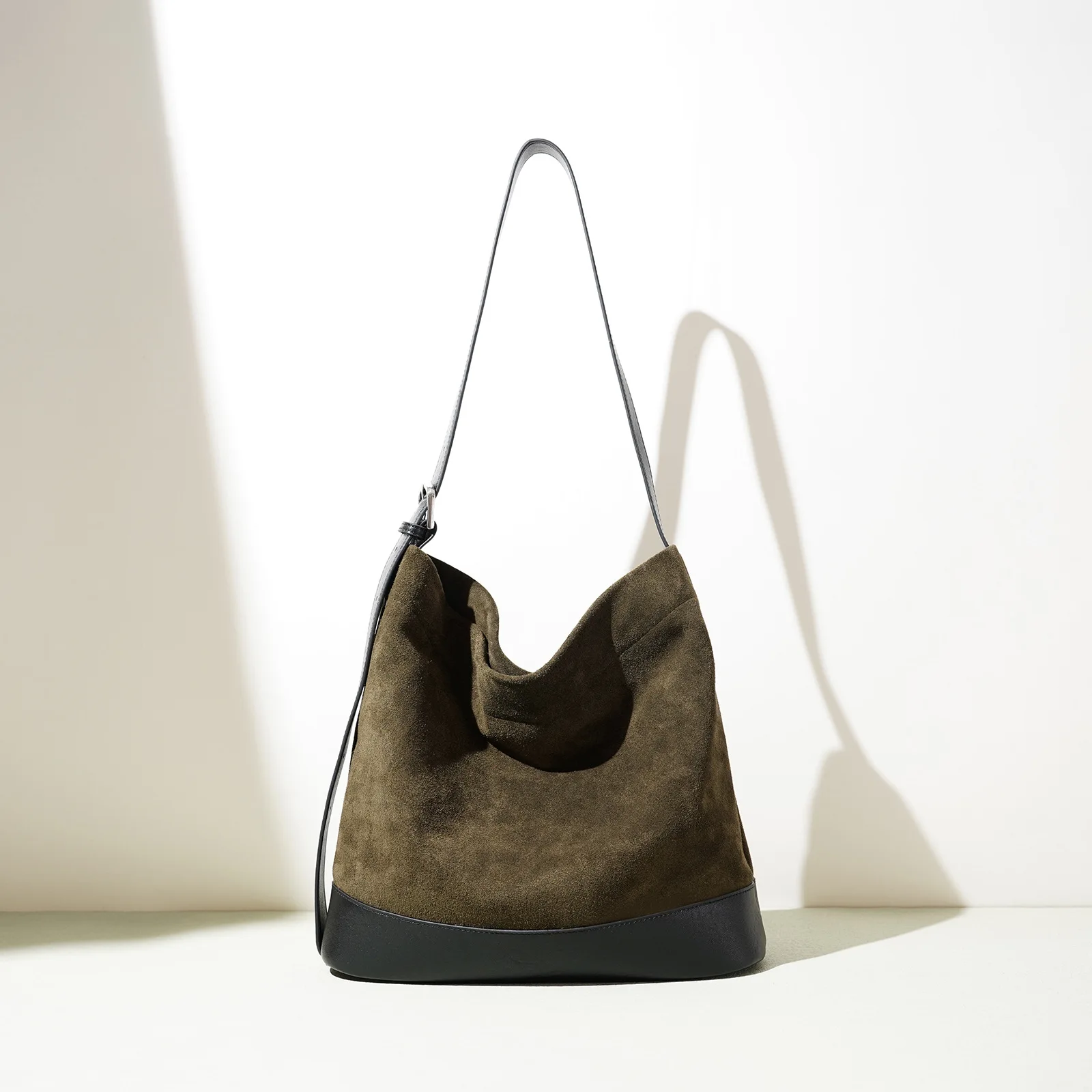 

2025 Women Vintage Suede Shoulder Bag Large Capacity Crossbody Bucket Purse