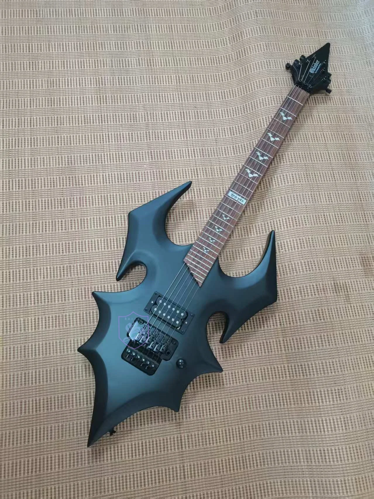 

Гитара серии 6, гриф из палисандра, матовая черная покраска, тремоло-бридж.