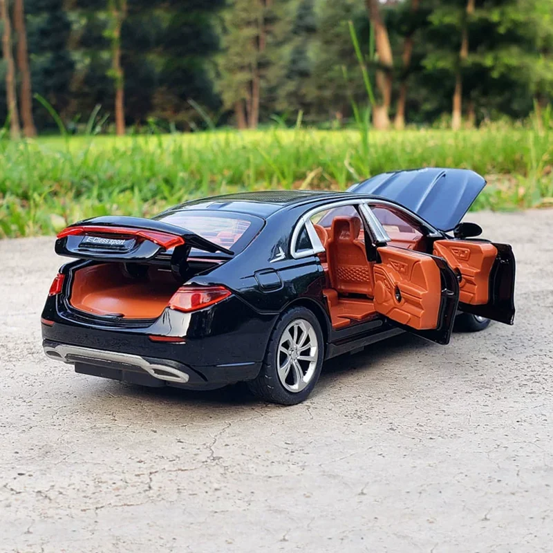 1:32 Alloy E-Class E300 L Car Model Diecast Metal Vehicles Car Model Simulation Sound and Light Collection Kids Gifts Toy