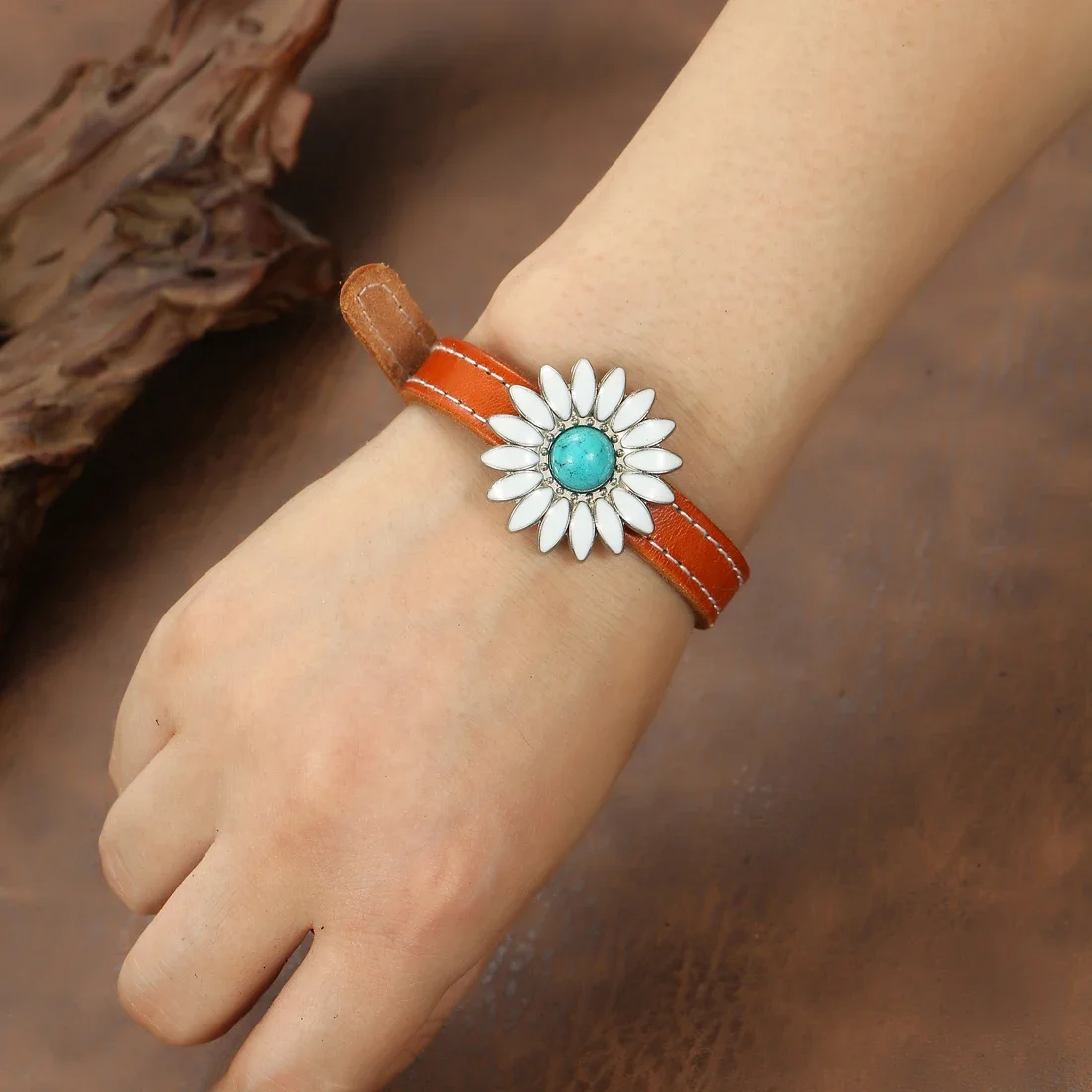 Fashionable Women's Watch Chain Leather Mini Flower Strap Red and White Multifunctional Fashion Strap