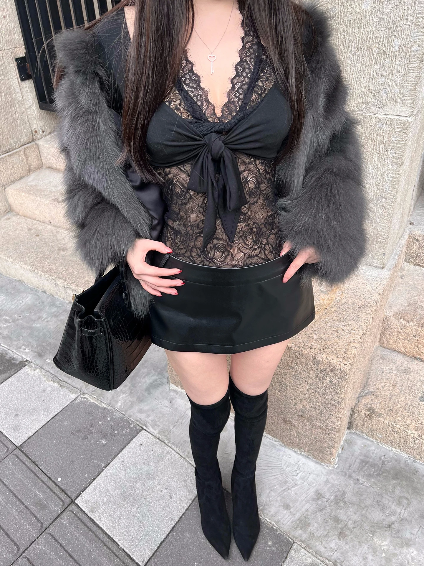 

Комплект: юбка из искусственной кожи с низкой талией и круглым вырезом, топ с глубоким V-образным вырезом и кружевом, имитация двухслойного наряда, сексуальный зимний женский образ...