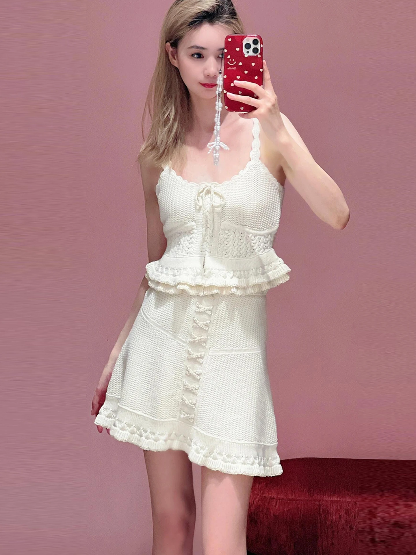 طقم صيفي فاخر من قطعتين للنساء، يتكون من صدرية محبوكة بنقوش زهور مع تنورة قصيرة بحزام، أنيق وعصري.