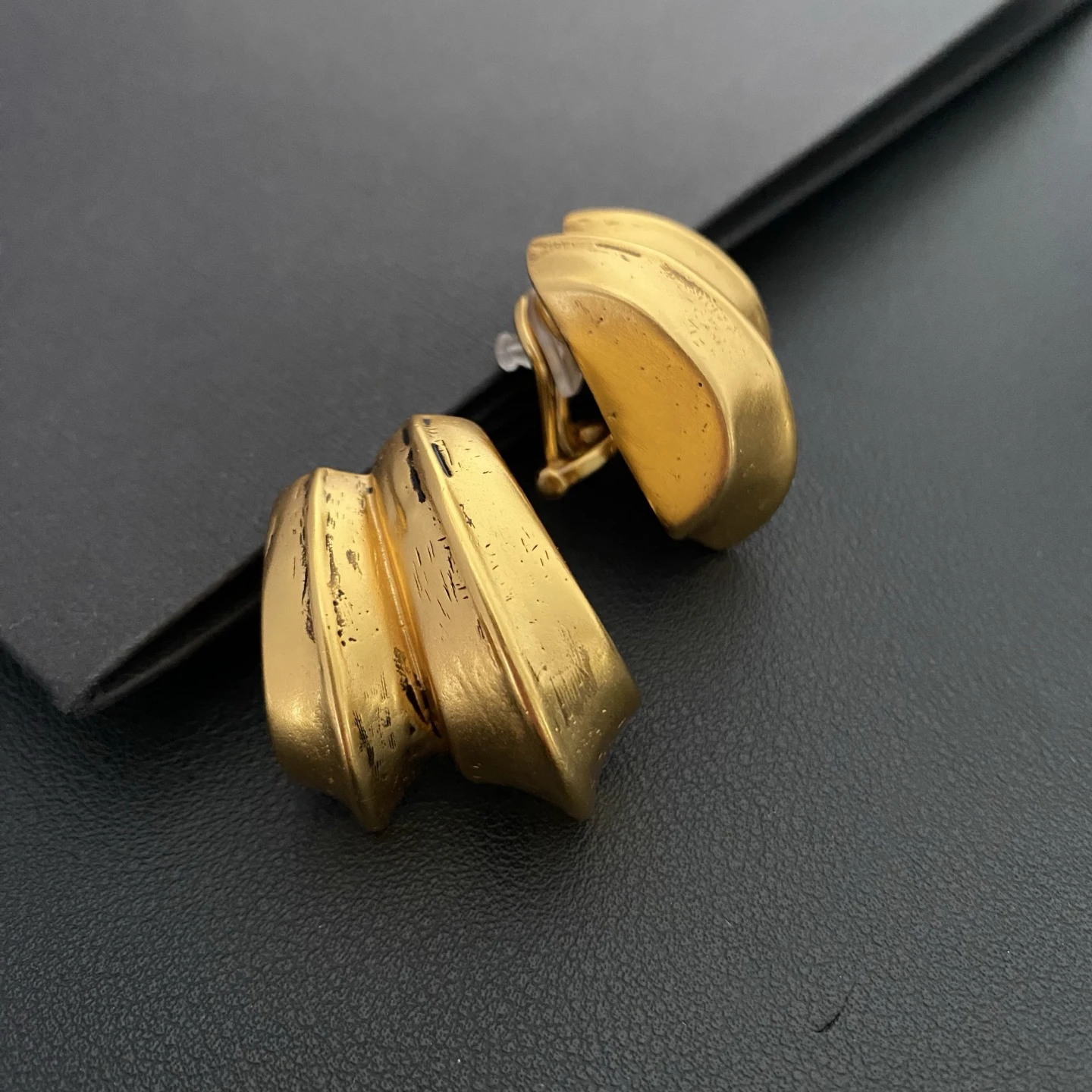 

Europe Brass Gold Plated Irregular Earrings Ear Clip Women Retro Minimalist Top Quality Luxury Jewelry