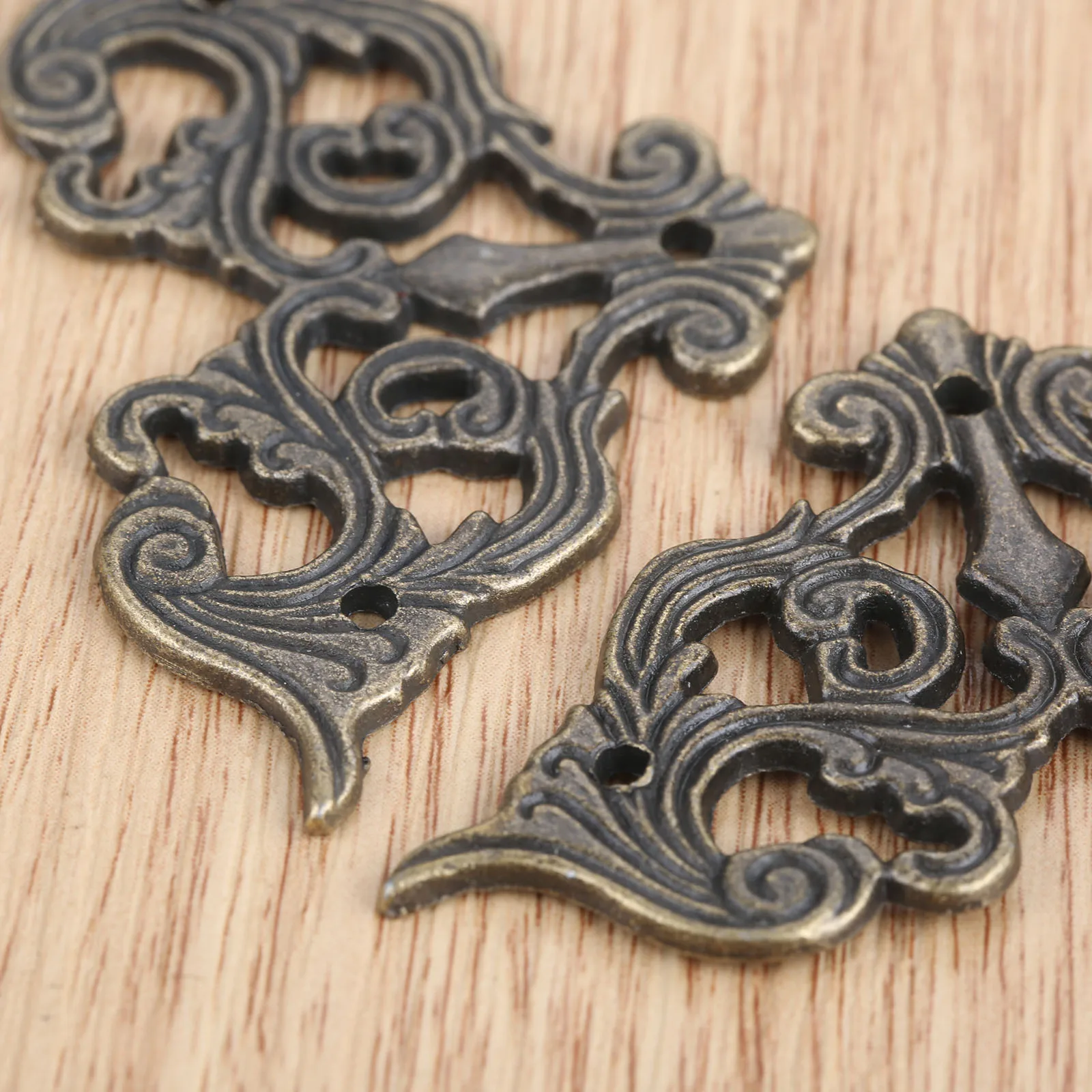 4pcs 62*35mm Antique Bronze Corner Decorative Protectors Corner Brackets For Menus Photo Frame Furniture Decorative Protector