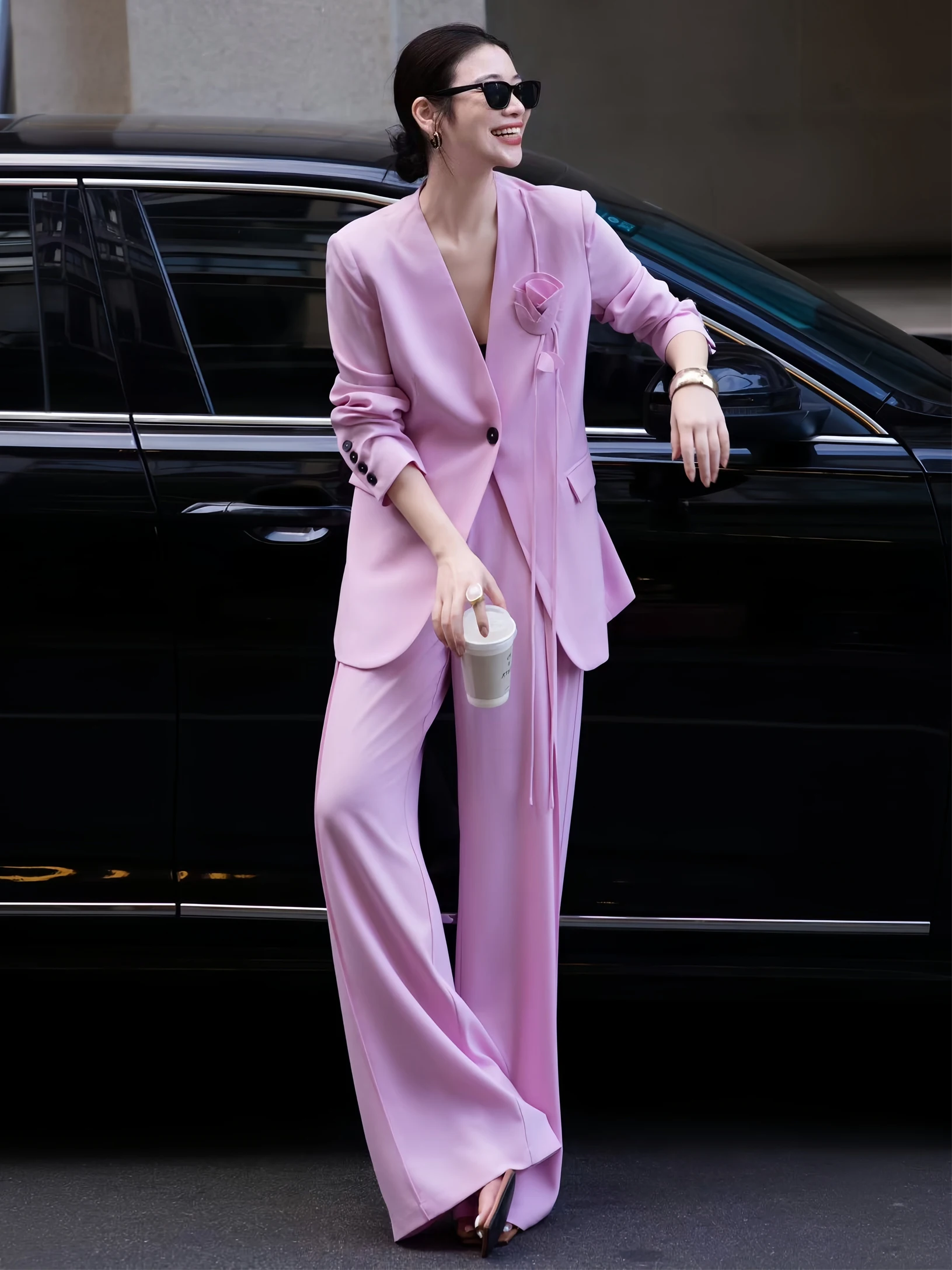 

Костюм-двойка женский розовый с цветочным 3D-вышивкой: свободные брюки палаццо и верхняя одежда в деловом повседневном стиле