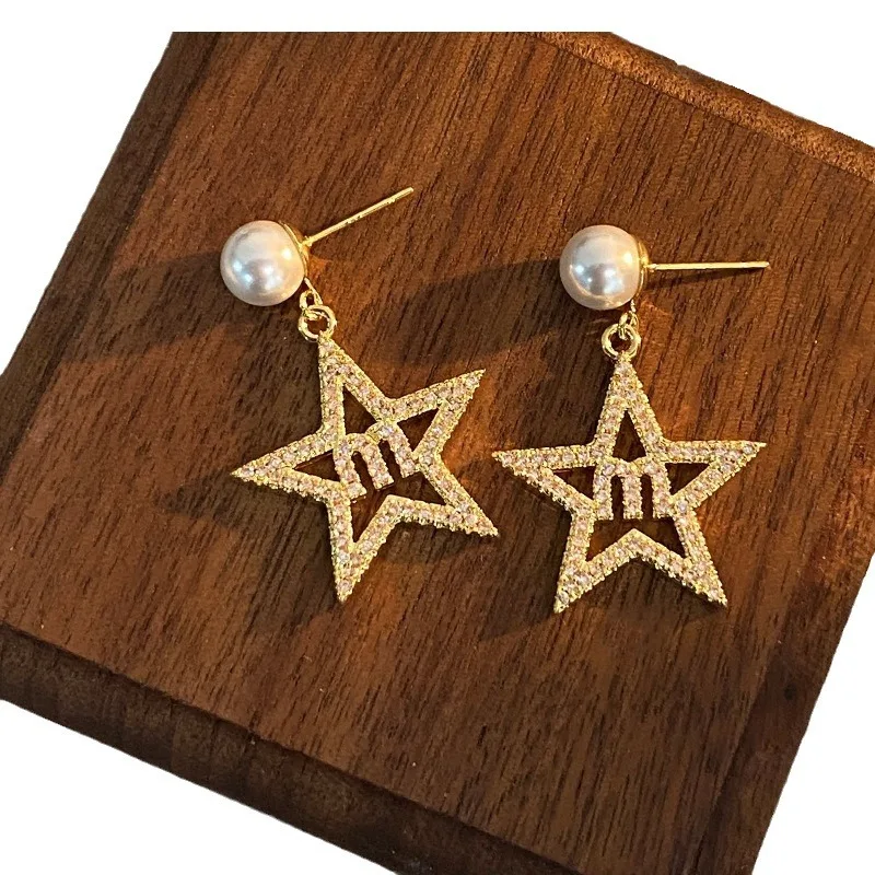 New Fashion High-end Minimalist Temperament Exquisite Niche Pentagram Letter M Pearl Grand Atmosphere Earrings.